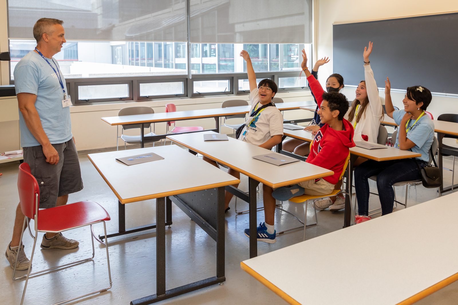 Estudantes em atividade em grupo durante o programa
